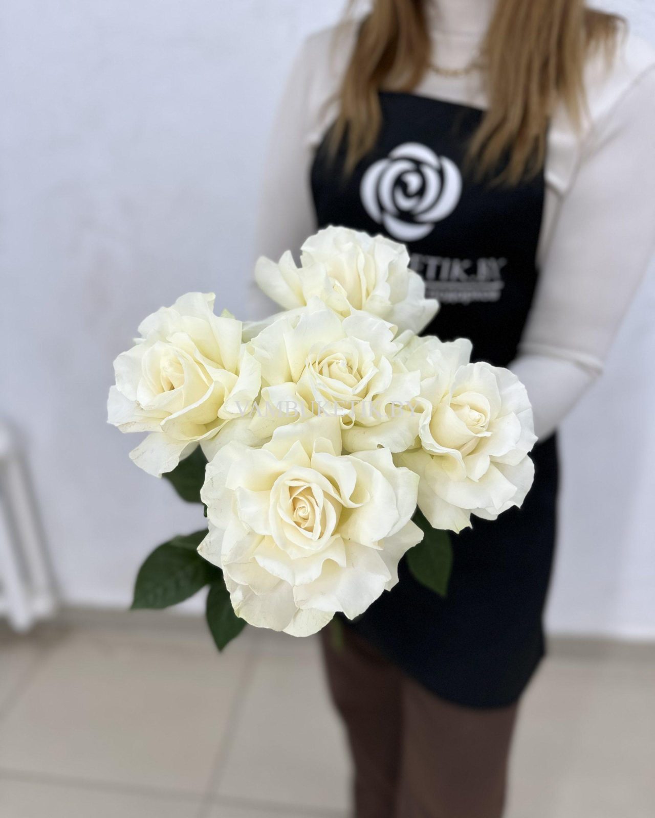 5 белых французских роз
