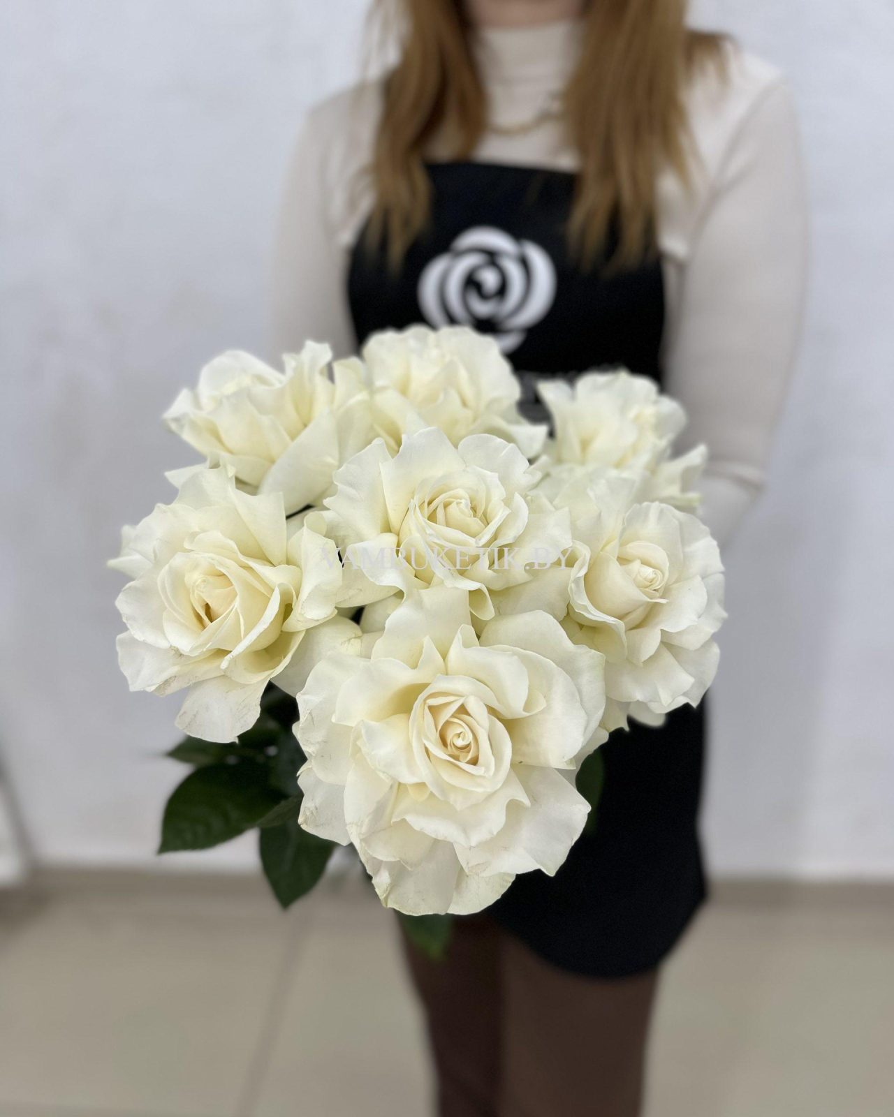 7 белых французских роз
