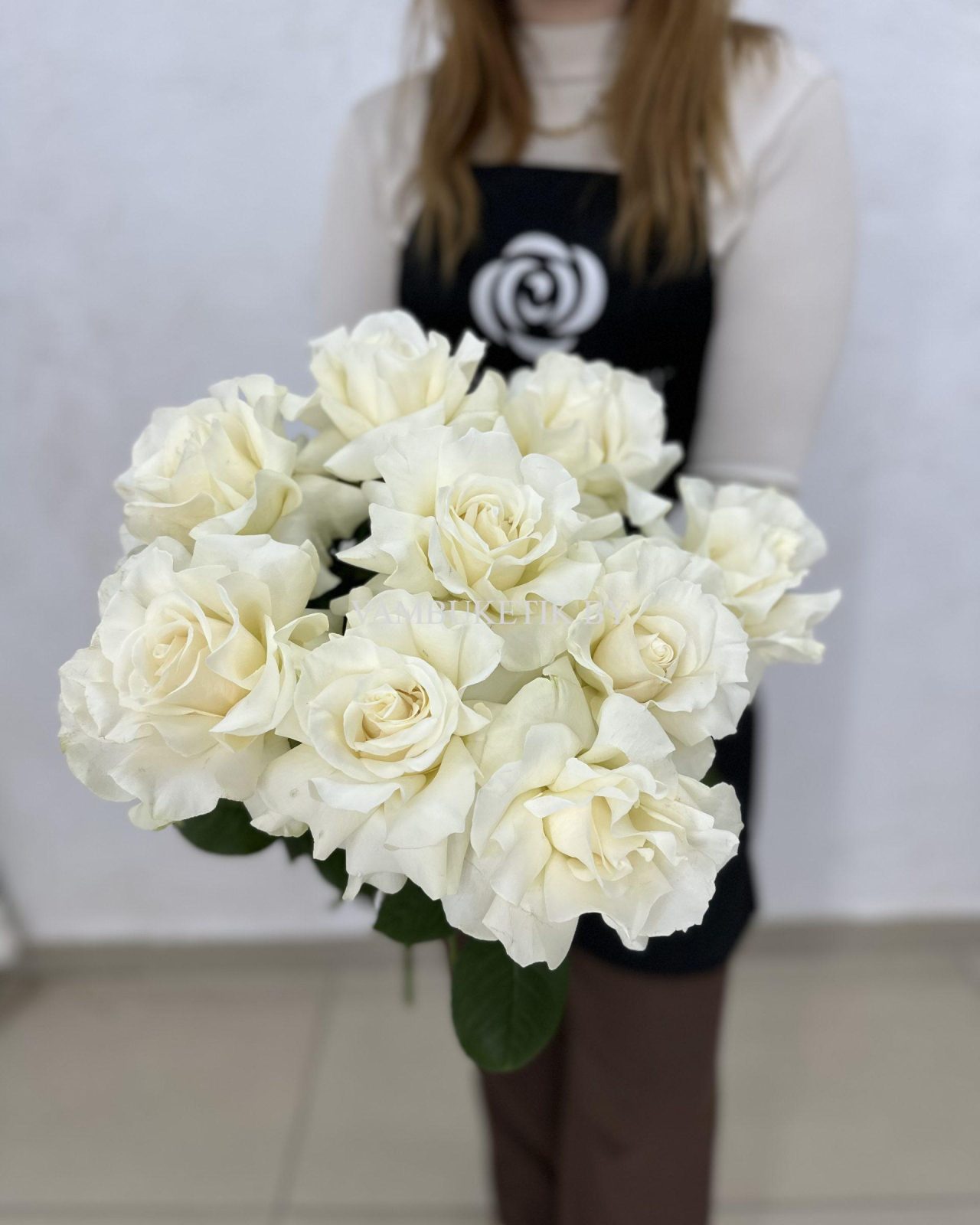 9 белых французских роз