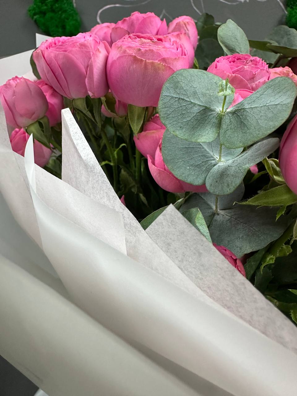 Букет «Пионовидные розы Giselle» с эвкалиптом, размер L